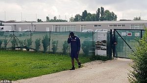 مسئولان باشگاه برشا بالوتلی را به محل تمرین راه ندادند. مسئولان باشگاه برشا بالوتلی را به محل تمرین راه ندادند.